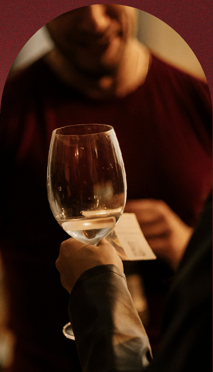 Taça de vinho em um encontro da APROXIMA